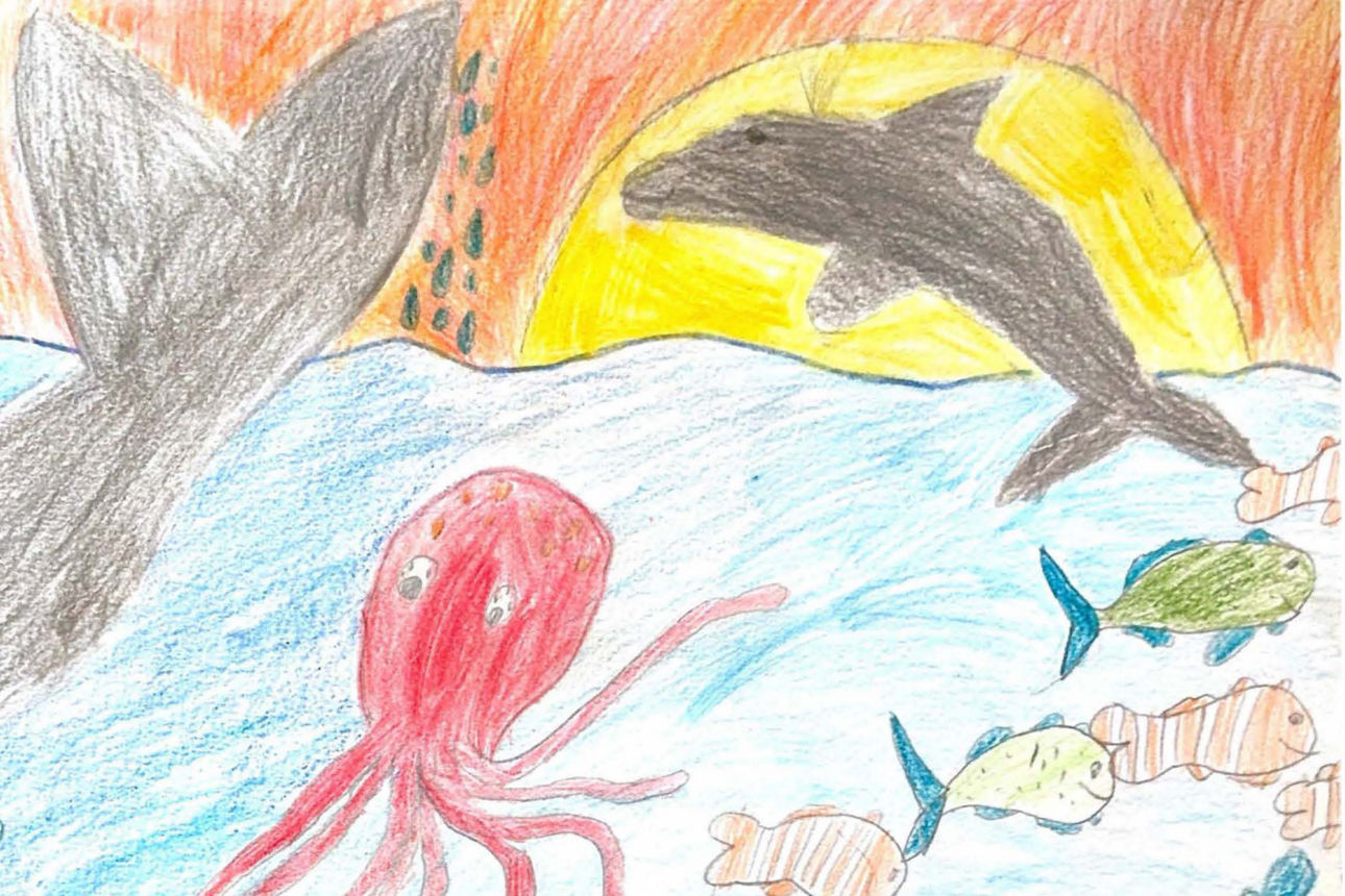 Auf einer Zeichnung schwimmt ein großer roter Tintenfisch mit vielen Fischen im Meer