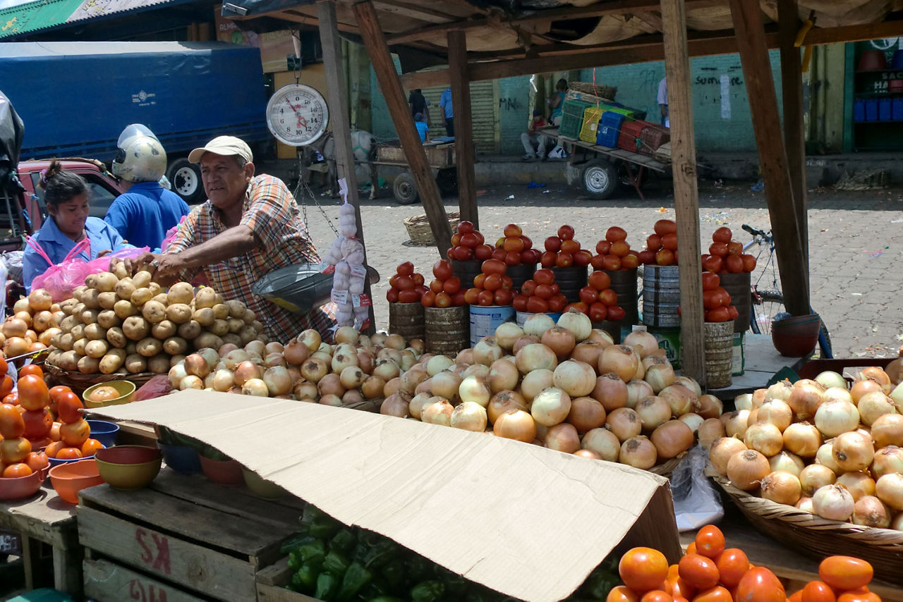 Kleinbauern verkaufen ihre Waren auf einem Markt in Nicaragua