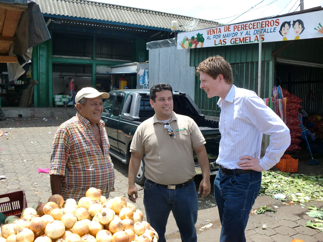 Bankmitarbeiter im Gespräch mit Kleinbauern in Nicaragua