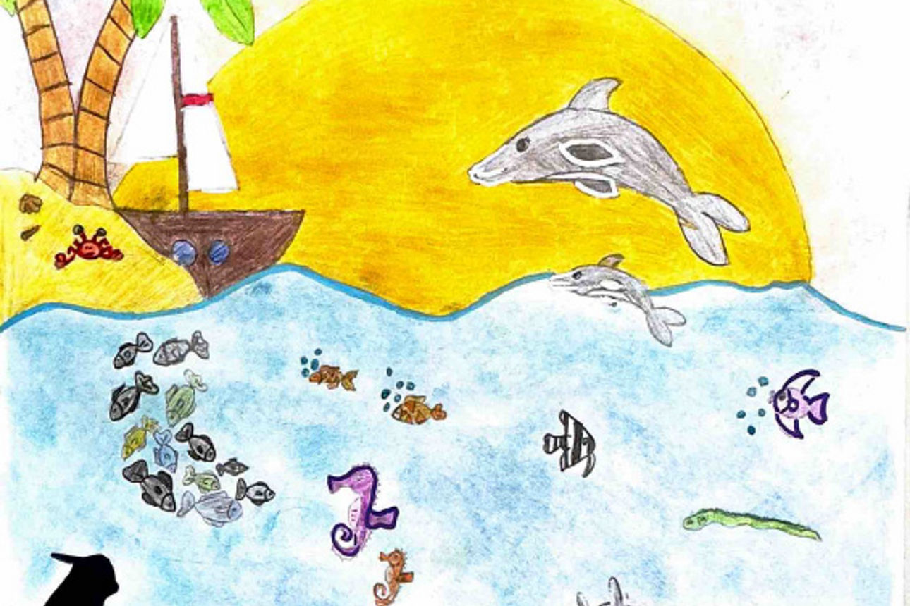 Auf einer Zeichnung ist eine große Sonne und eine Insel vor der viele verschiedene Fische im Meer schwimmen
