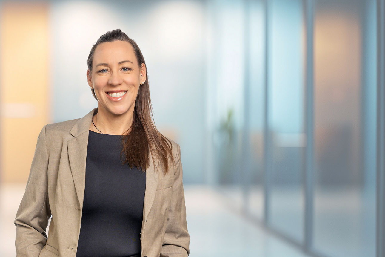 Jacqueline Miller, Servicemanagerin