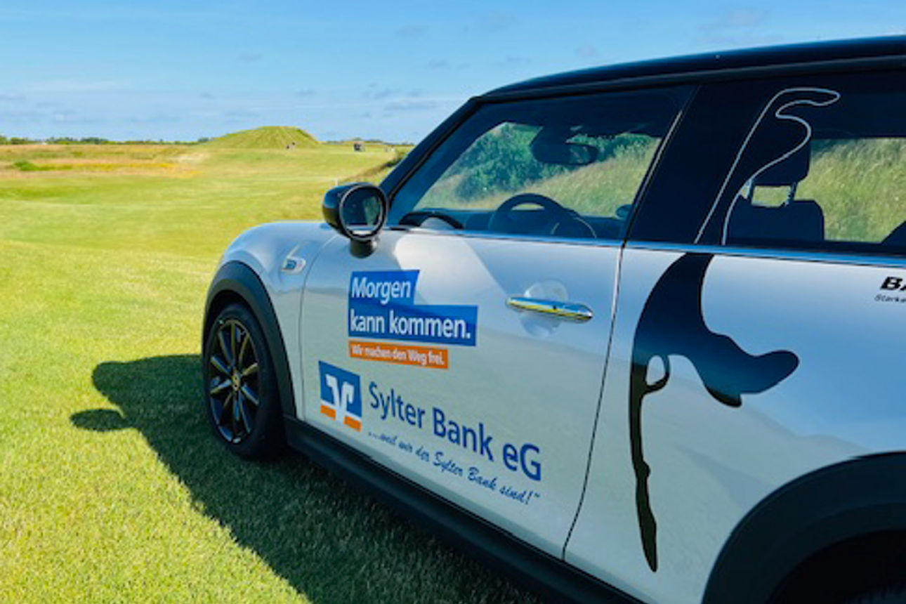 Mini auf dem Golfplatz
