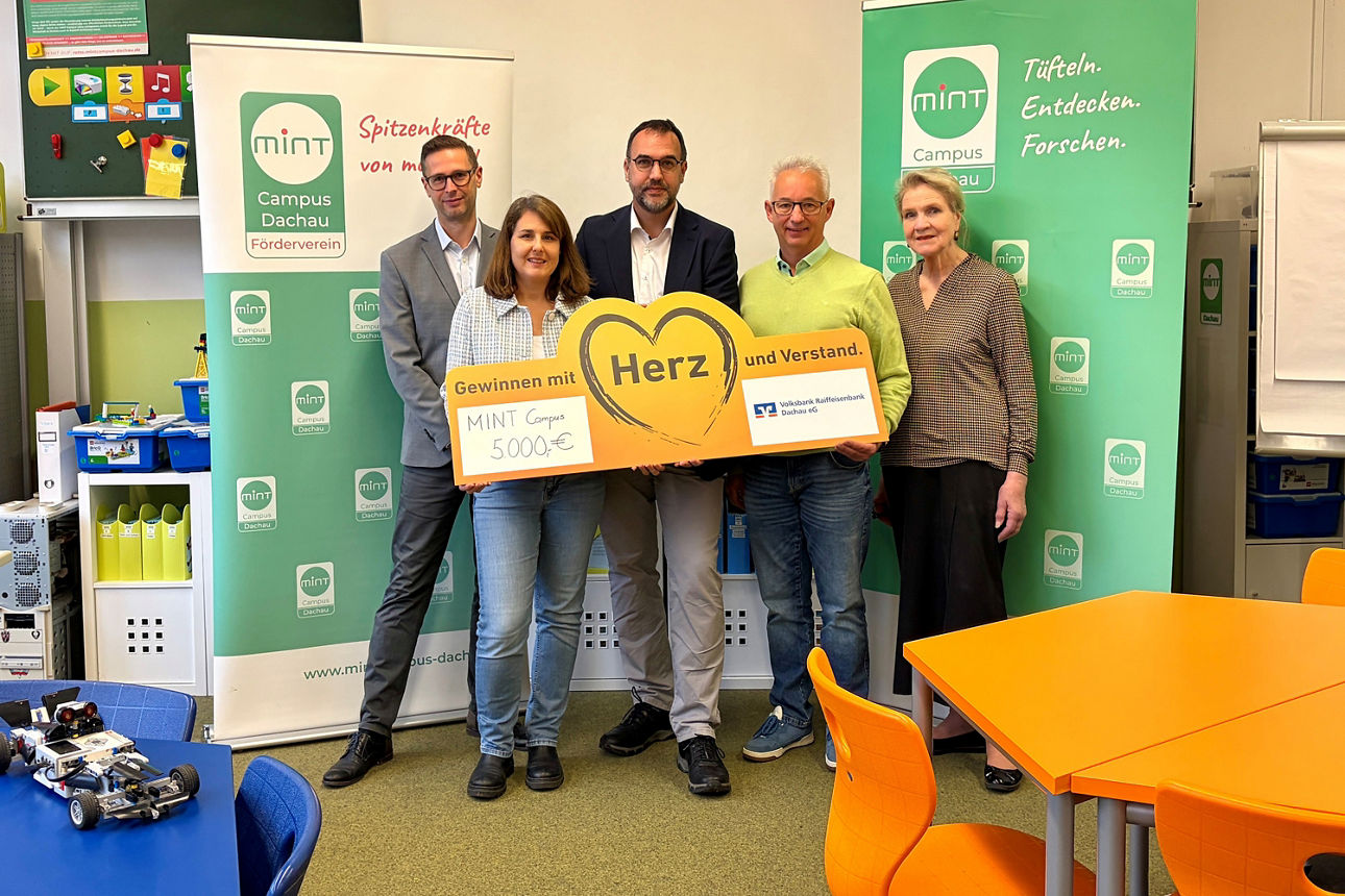 Spendenübergabe mit Vertreter von Mint Kampus mit dem Vorstand Ulrich Zeiler und Pressesprecher Florian Rohrmüller