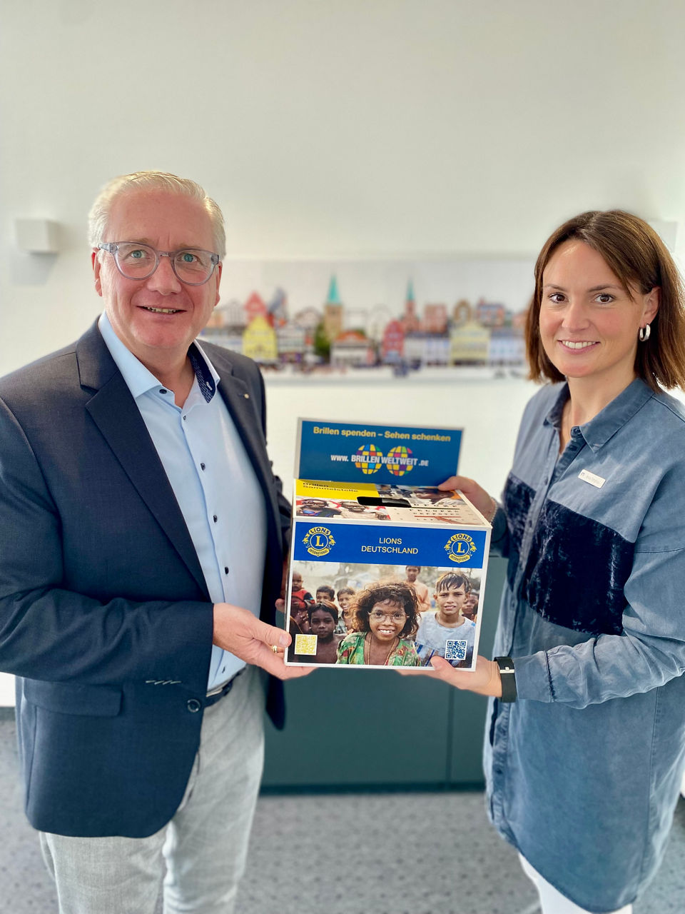 Ingo Hinzmann und Imke Thimpus halten eine Spendenbox der Lions