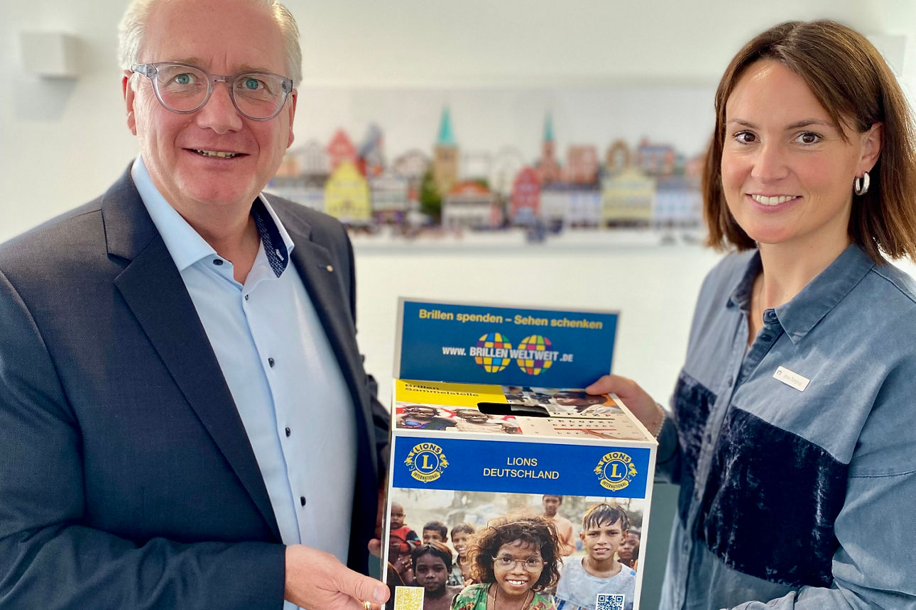 Ingo Hinzmann und Imke Thimpus mit einer Spendenbox vom Lionsclub