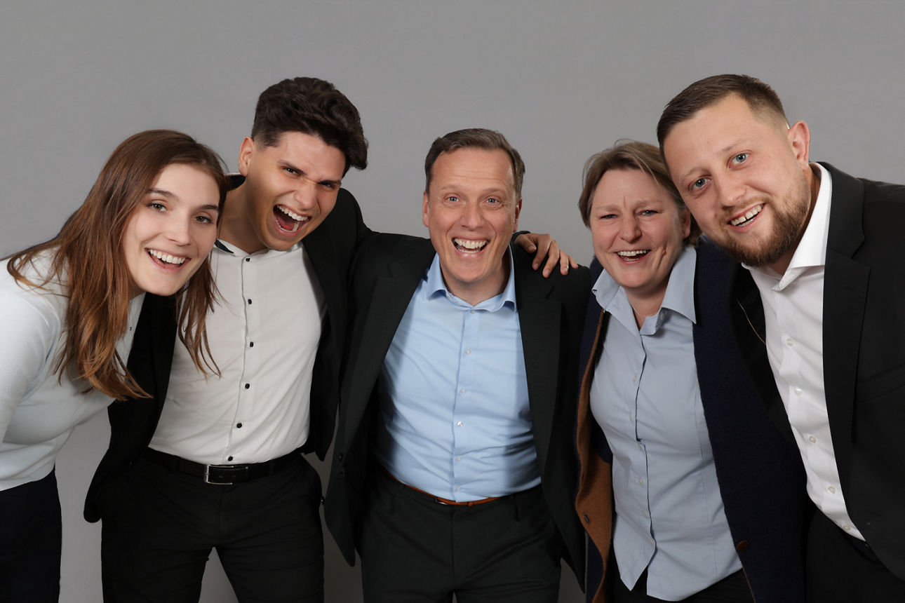  Mitarbeitende-Teamfoto