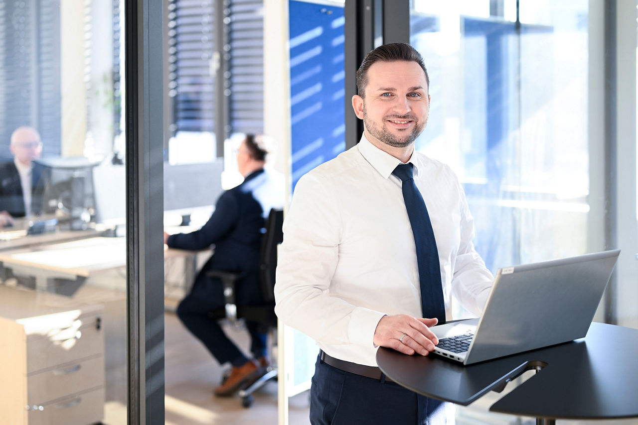 Mann arbeitet am Notebook