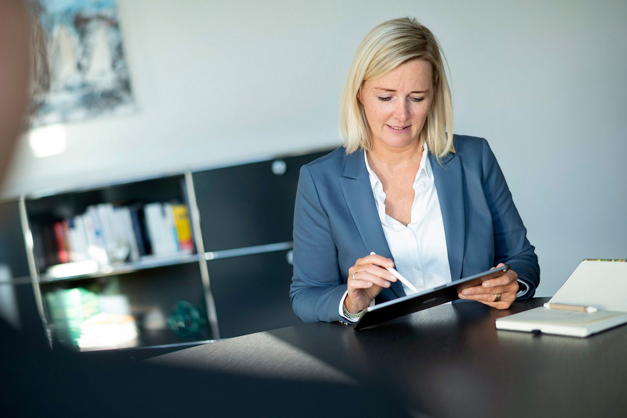 Person arbeitet am Tablet