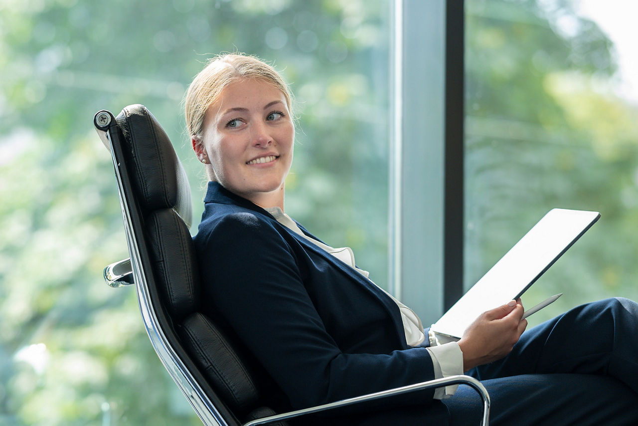 Frau schaut in die Ferne