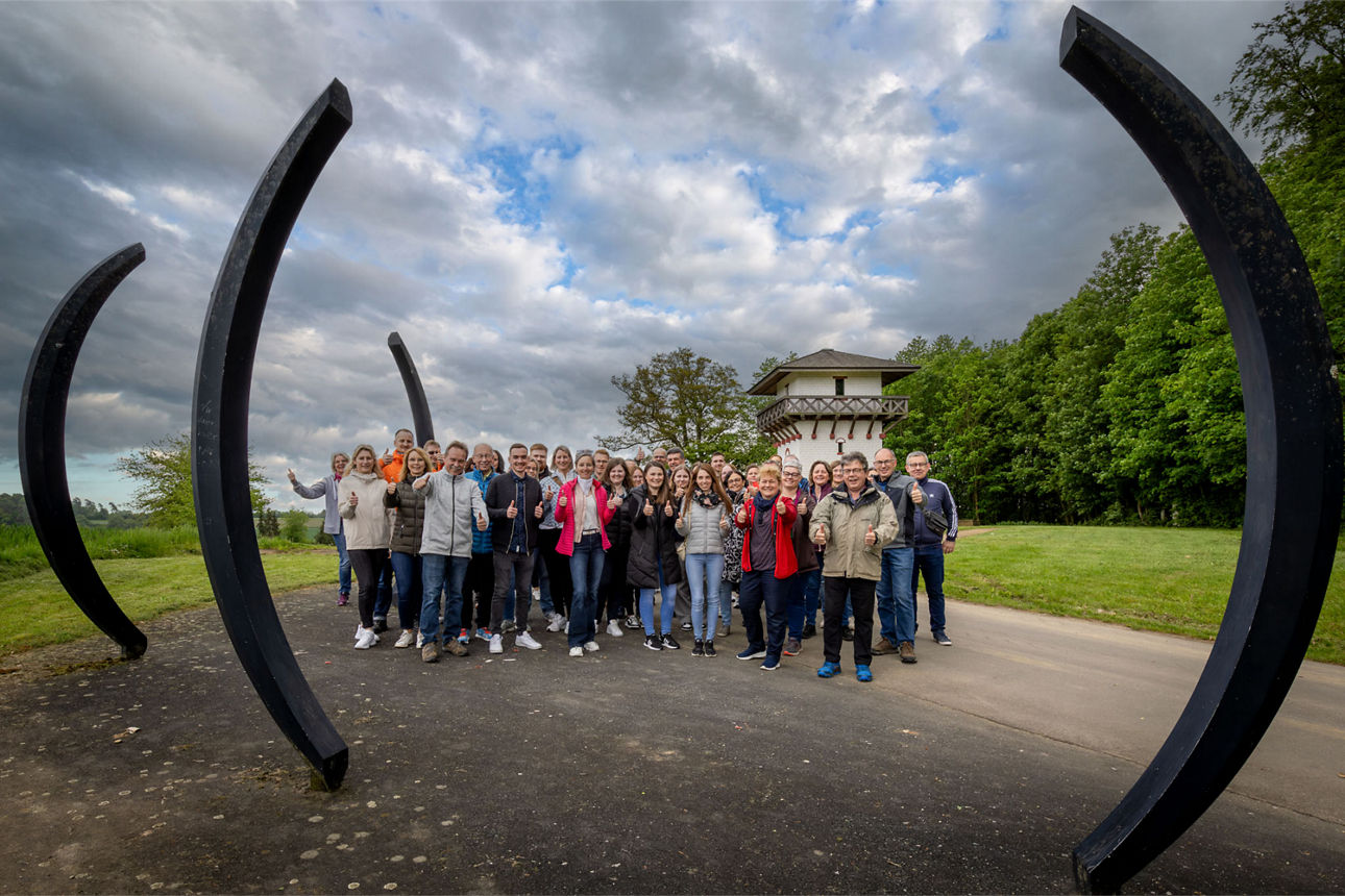 Bild der Mitarbeitenden vor dem Limeswachturm in Osterburken