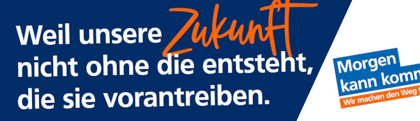 Mann sitzt lächelnd am Schreibtisch in der Bank