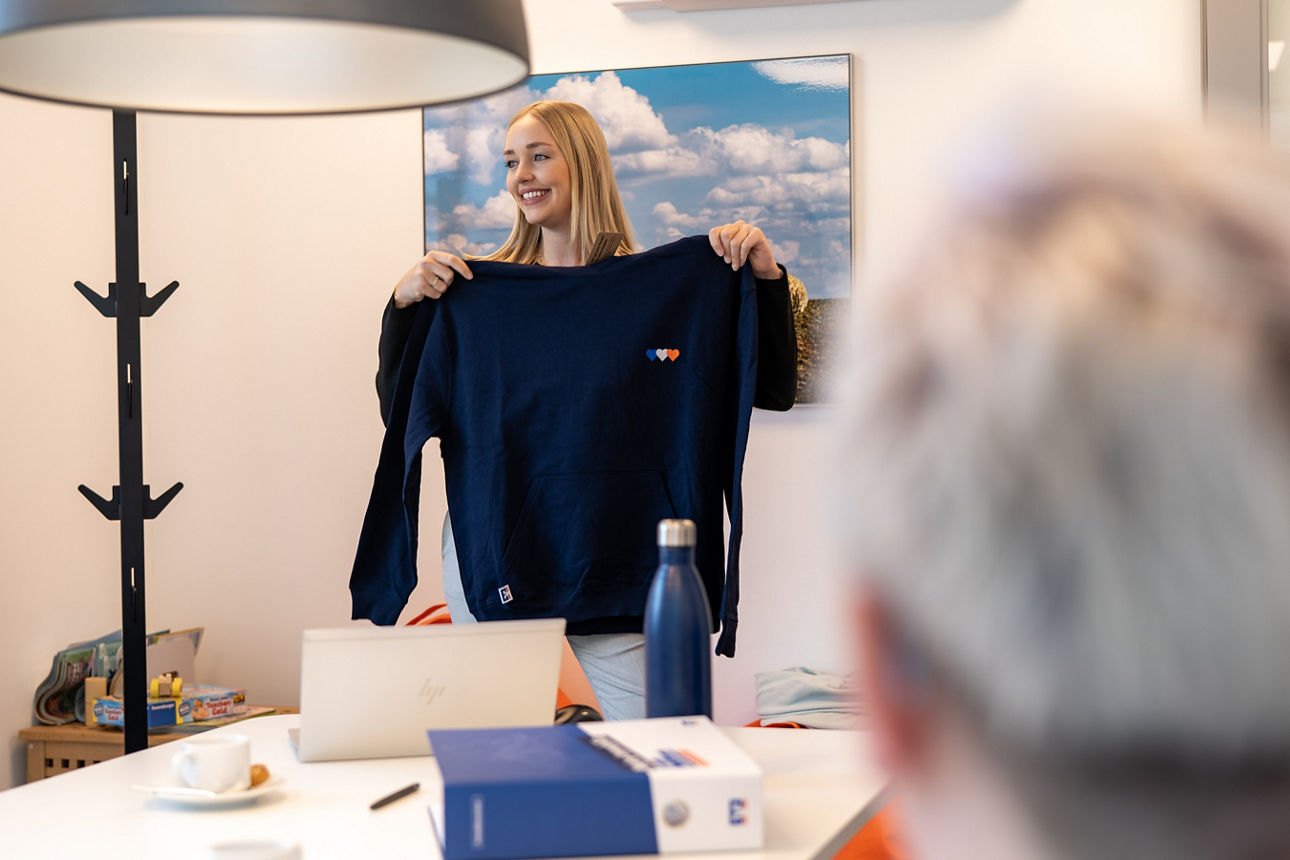 Hoodies für die Mitarbeiterinnen und Mitarbeiter der Volksbank Westrhauderfehn