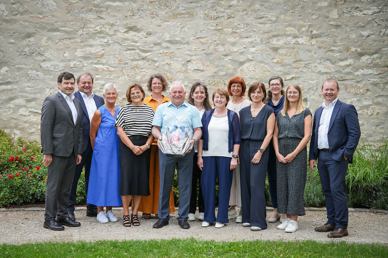 Gruppenbild von Mitarbeiter*innen der Raiffeisenbank Altmühl-Jura eG