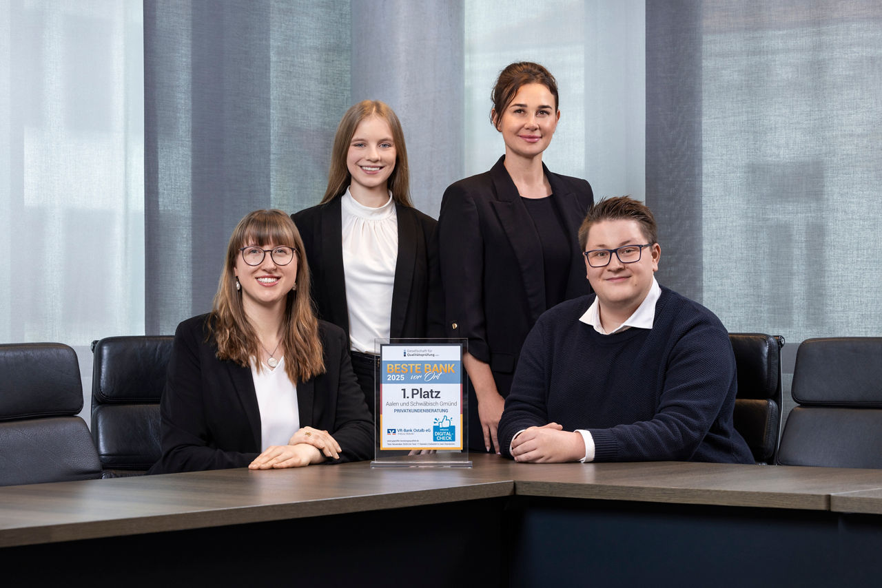 Auszeichnung "Beste Bank vor Ort 2025" ist in der Mitte zu sehen - umrahmt ist es von Mitarbeitenden der VR-Bank Ostalb eG