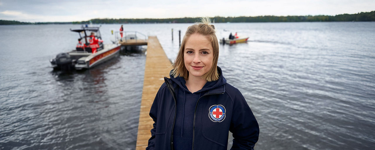 Junge Frau der Wasserrettung bei Übung an einem See