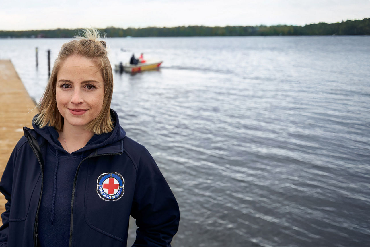 Junge Frau der Wasserrettung bei Übung an einem See
