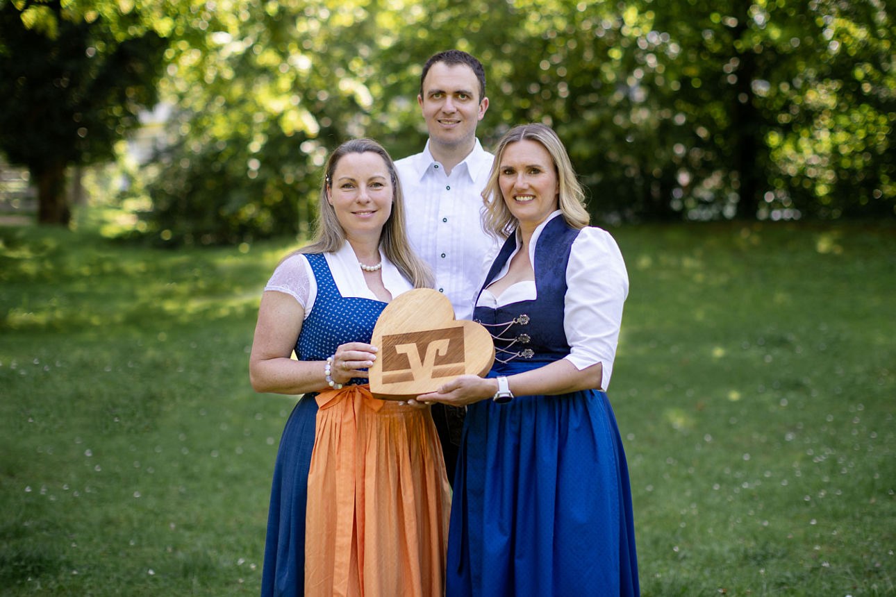Das Team der VR-Bank Erding eG freut sich über das Engagement in der Region