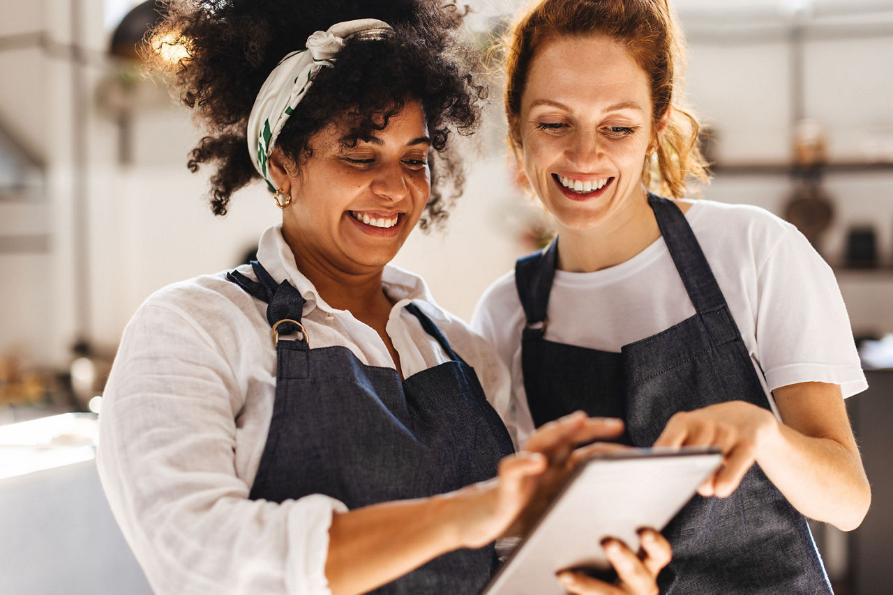 2 Frauen schauen gemeinsam in ein Tablet