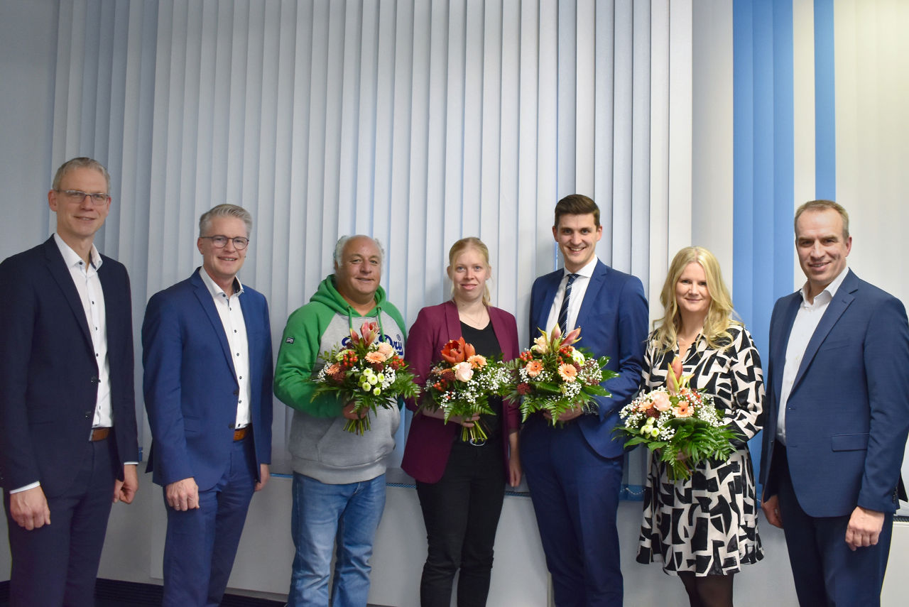 Gruppenfoto mit Vorstand, Betriebsrat und Jubilar