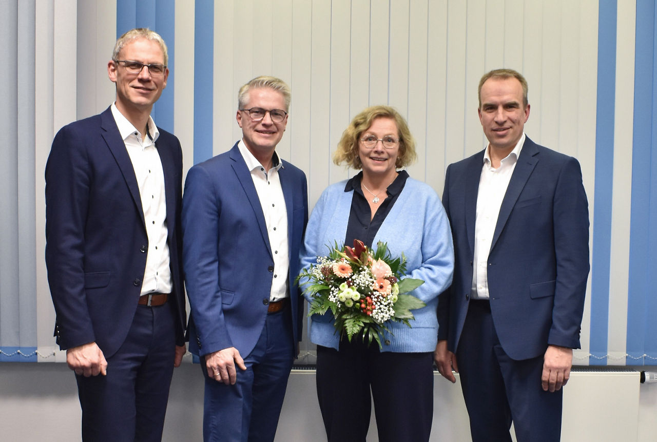 Gruppenfoto mit Vorstand, Betriebsrat und Jubilar