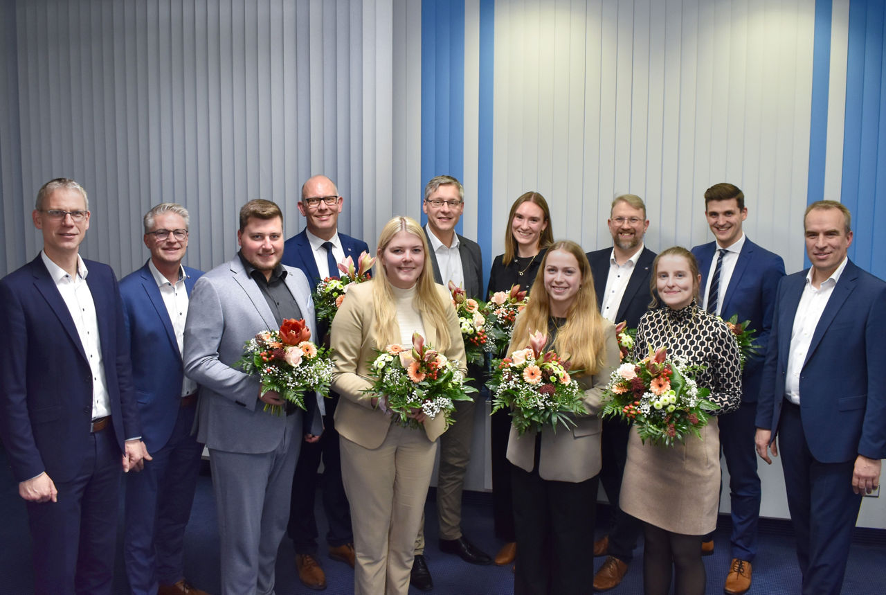 Gruppenfoto mit Vorstand, Betriebsrat und Absolventen