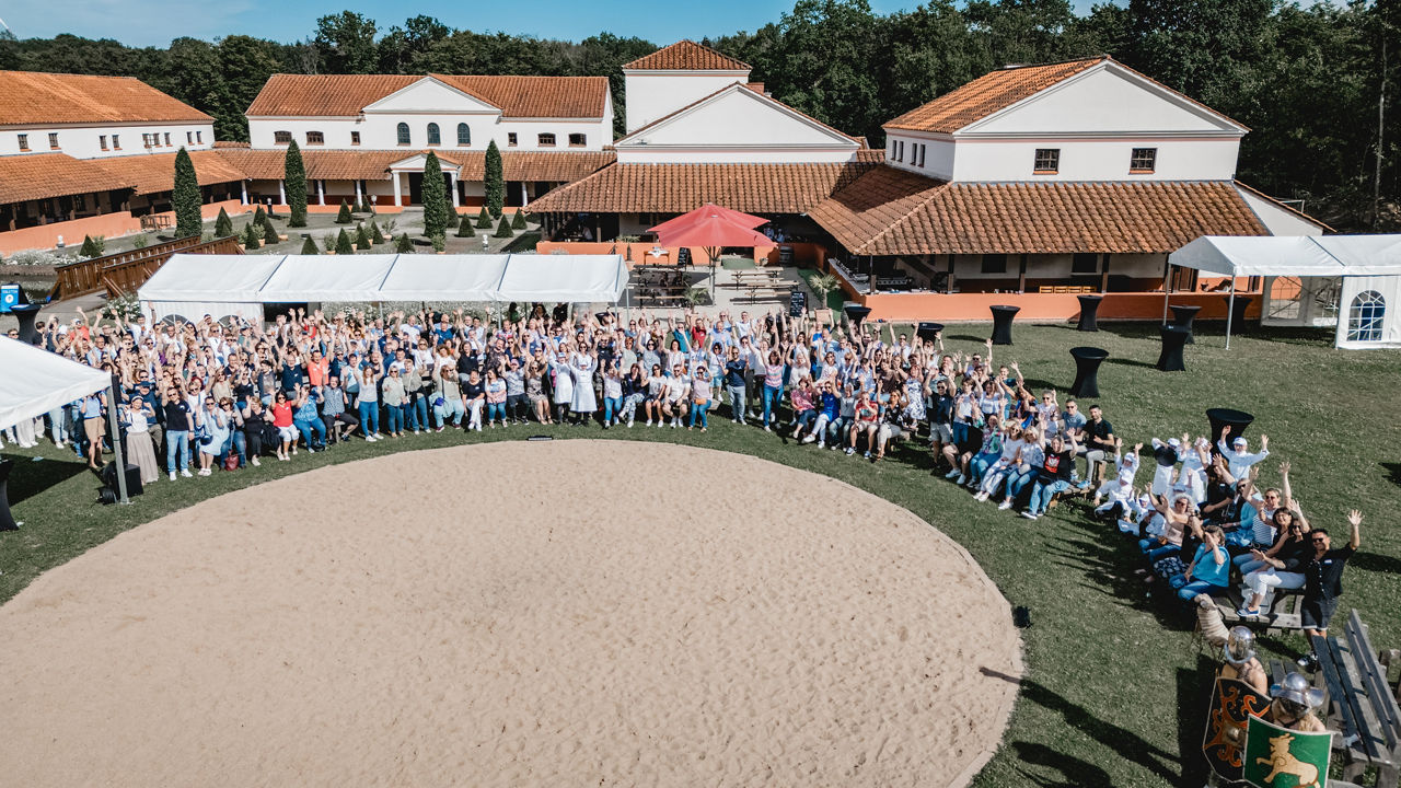 Alle Mitarbeiter der VVB stehen im Kreis auf dem Platz der Villa Borg