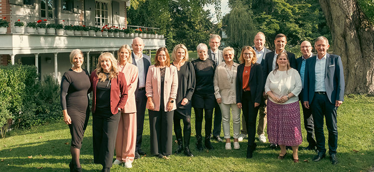Sparda-Bank-Hessen-Mitarbeitende stehend im Grün mit Vorstand anlässlich Jubiläum