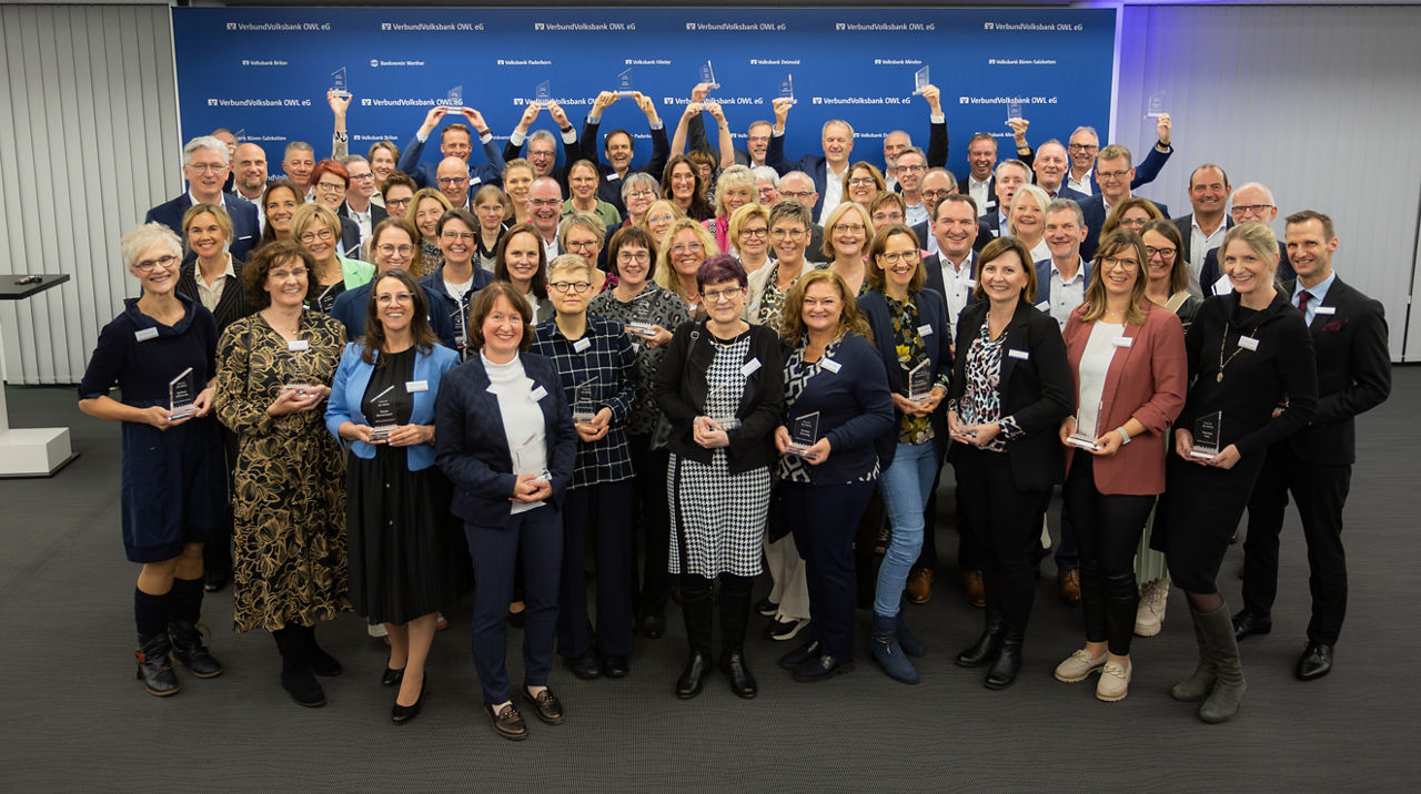 Eine Gruppe von Menschen, die ihr Jubiläum bei der VerbundVolksbank OWL feiern