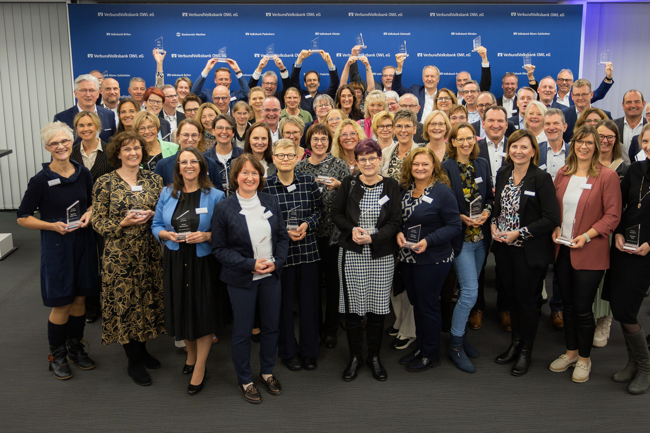 Eine Gruppe von Menschen, die ihr Jubiläum bei der VerbundVolksbank OWL feiern