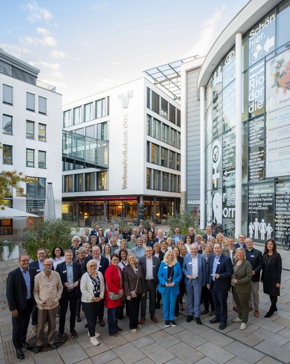 Die Vorstandsmitglieder mit den Jubilarinnen und Jubilaren der VerbundVolksbank OWL eG.