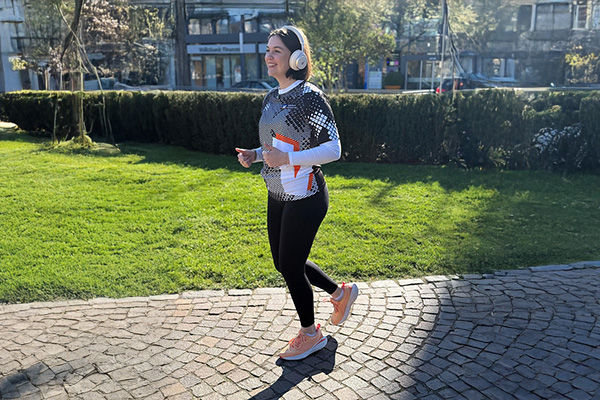 Mitarbeitern joggt im Park