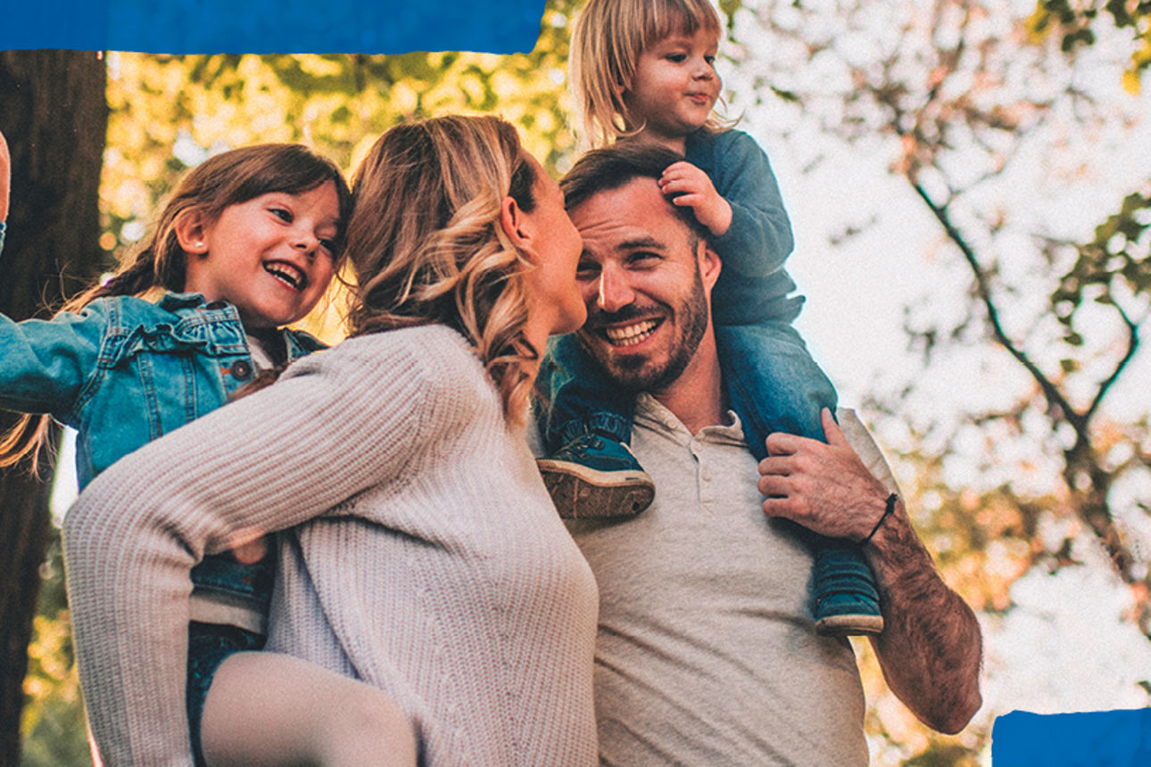 Eltern mit Kindern im Wald