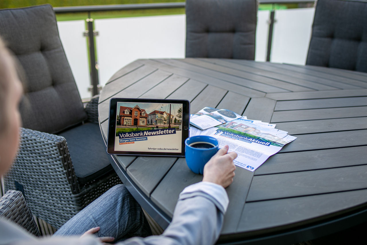 Tablet, auf dem der Mitglieder-Newsletter zu sehen ist