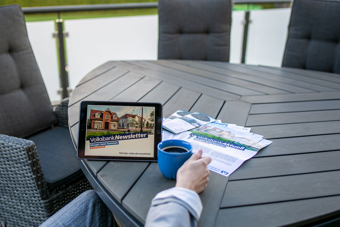 Tablet, auf dem der Mitglieder-Newsletter zu sehen ist