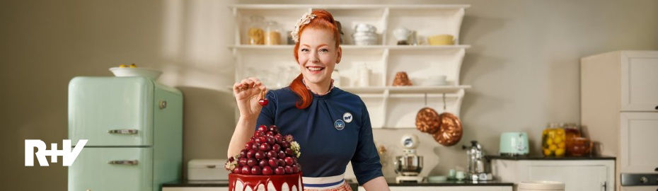 R+V Kampagnenbild - Frau mit Kirschtorte