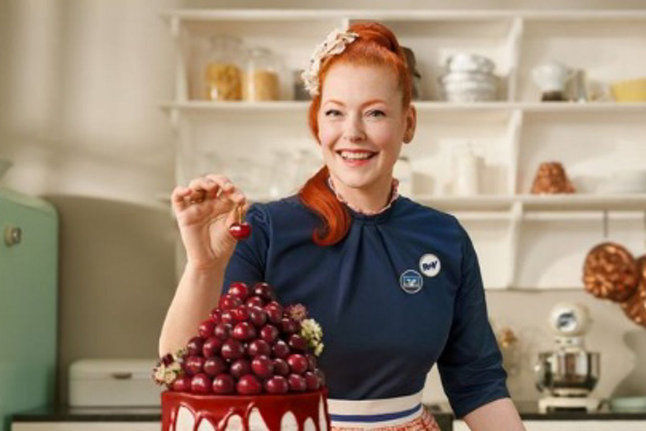 R+V Kampagnenbild - Frau mit Kirschtorte