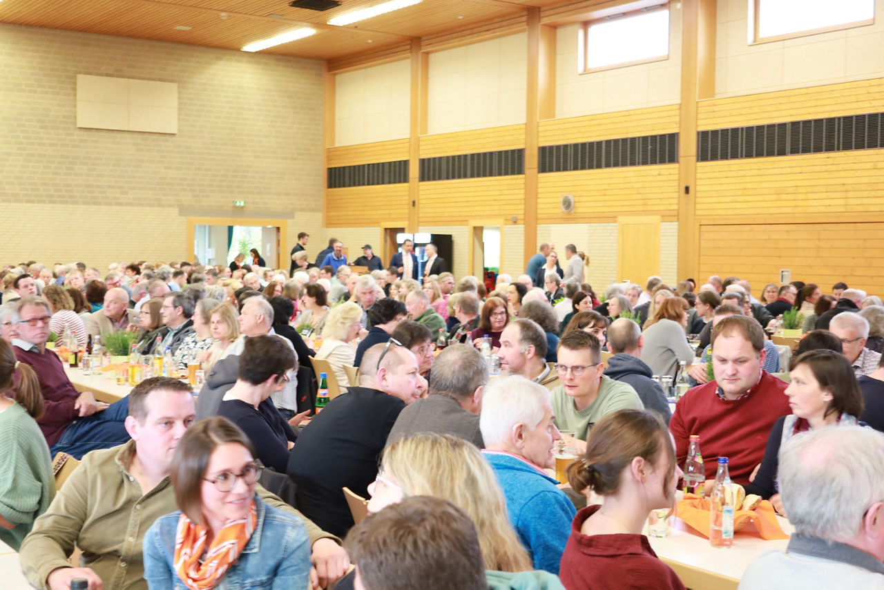 Blick in die vollbesetzte Stadthalle 