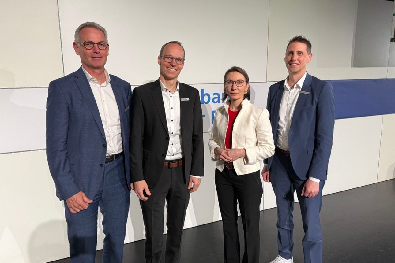 Die Vorstände Thomas Taubenberger, Ralf Gottschalk und Co-Sprecher Thomas Bierfreund stehen mit Frau Dr. Major nebeneinander