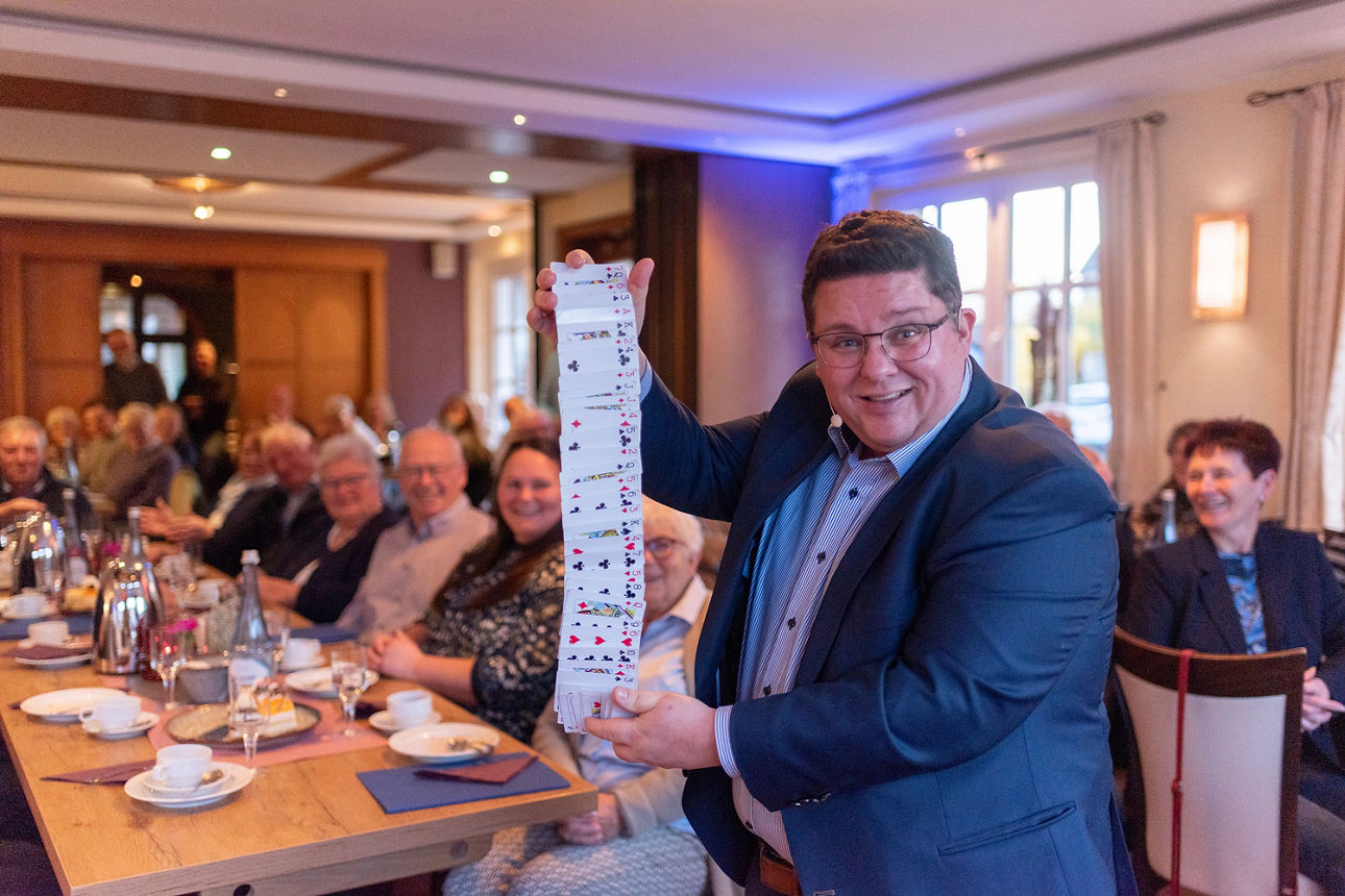 Ein Mann macht Kartentricks