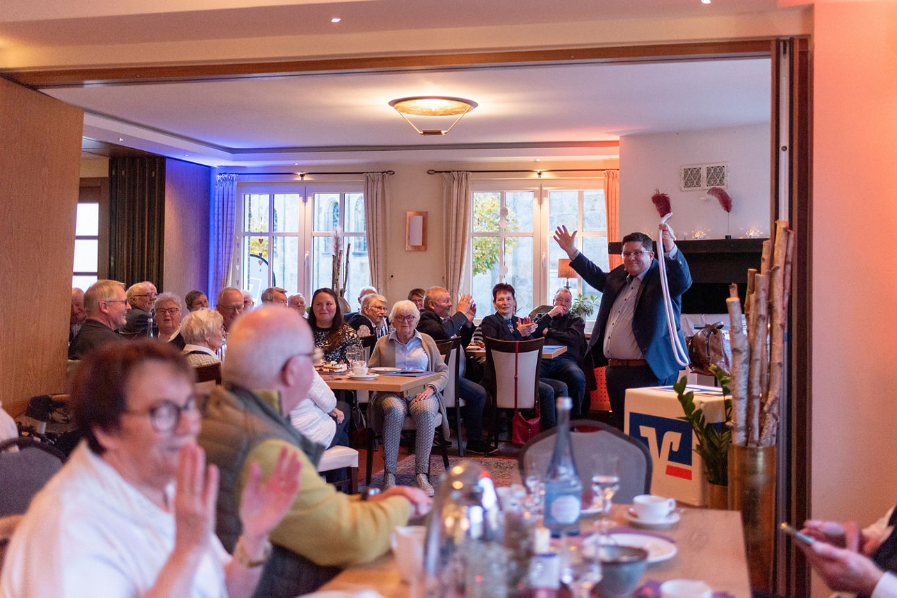 Jubelnde Menschenmenge sitzt im Restaurant