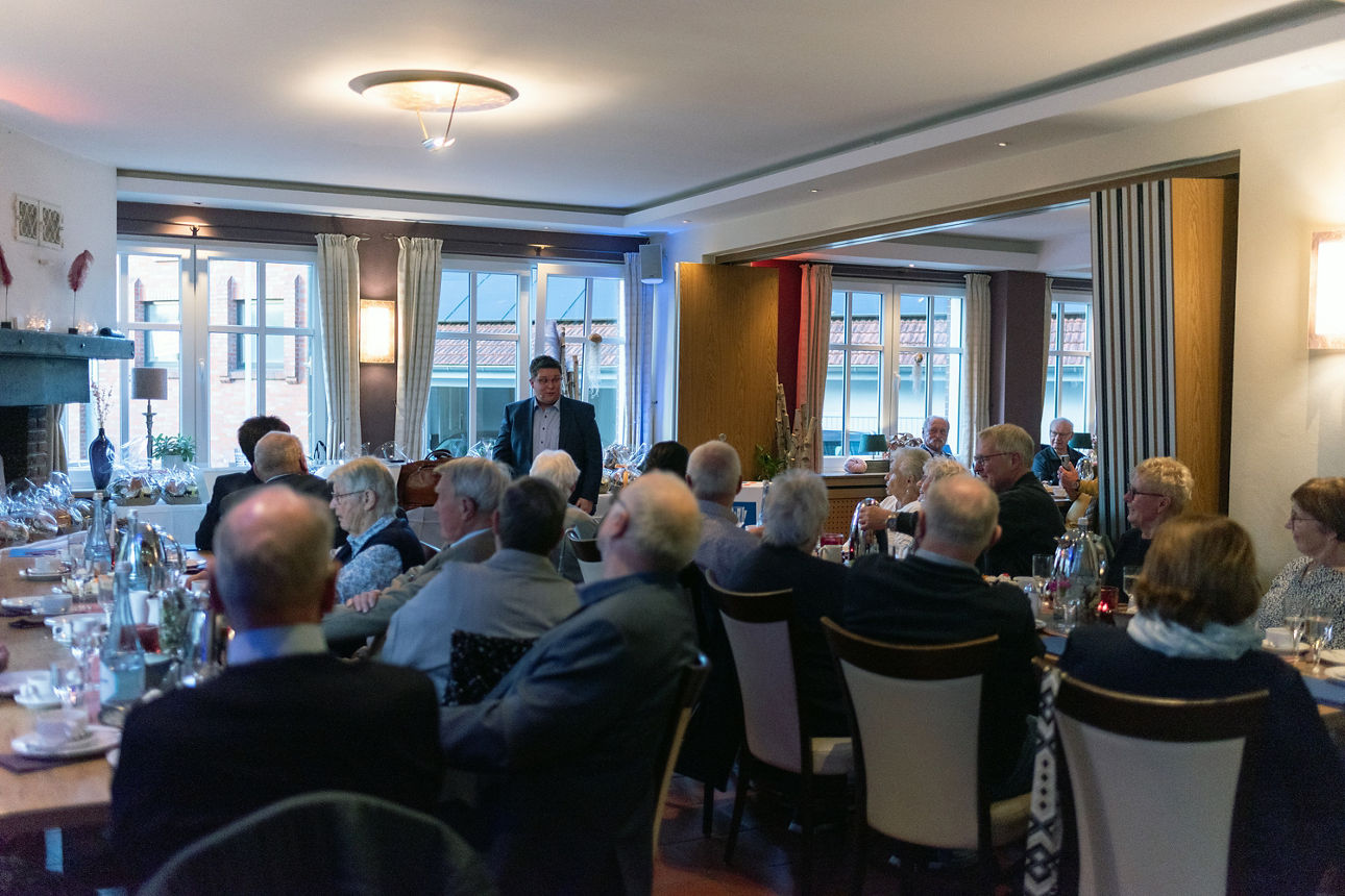 Mitglieder Jubilare sitzen im Restaurant