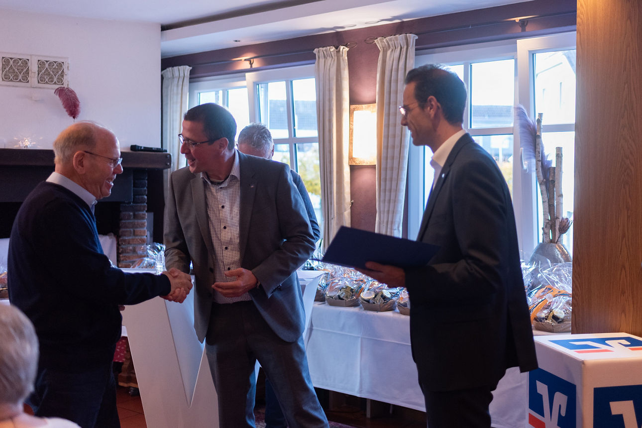 Vorstand der Volksbank Schermbeck gibt einem Volksbank Mitglied die Hand