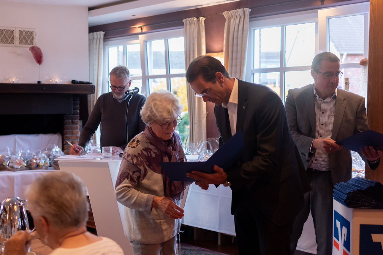 Stefan Korte mit einem Volksbank Mitglied