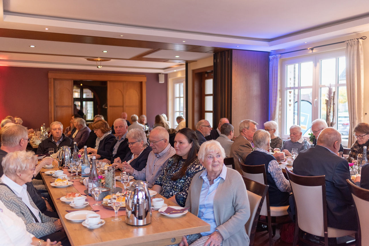 Volksbank Schermbeck-Mitglieder sitzen gemeinsam am Tisch im Restaurant