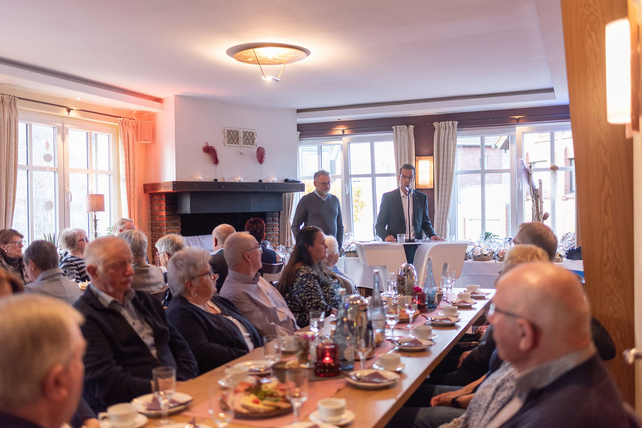 Mitglieder sitzen am Tisch, am Rednerpult stehen Stefan Korte und Stefan Beyer