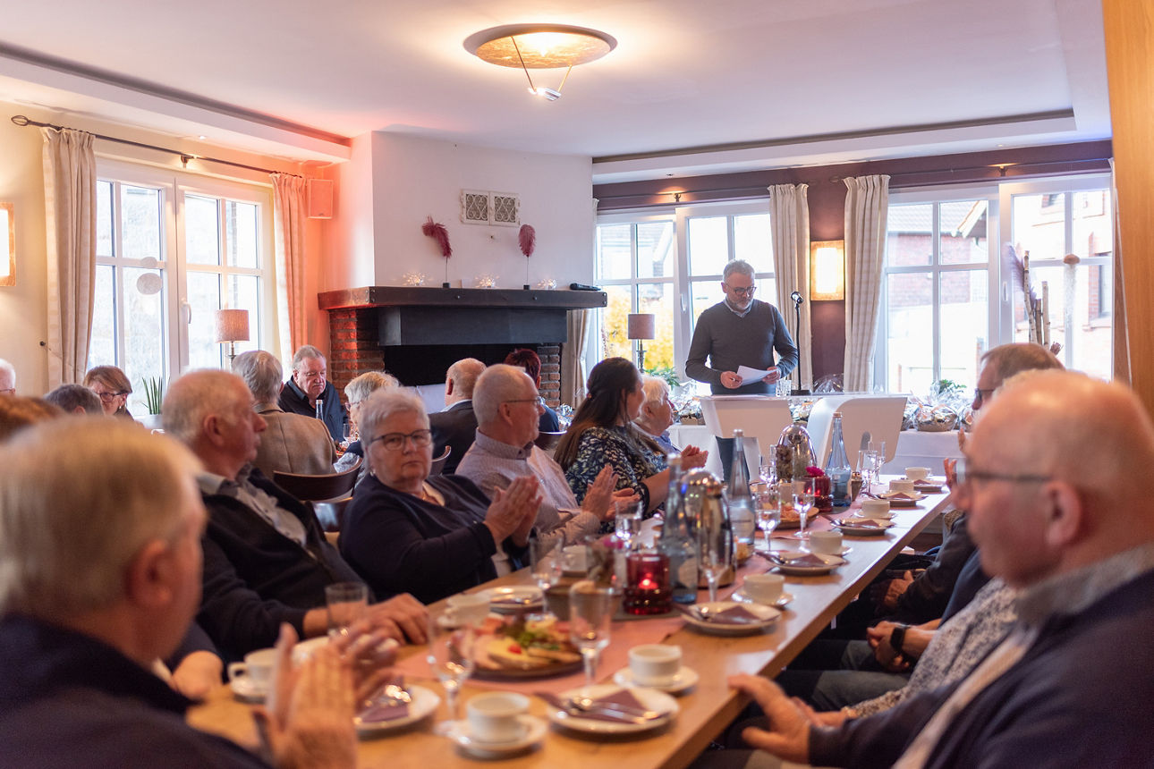 Mitglieder sitzen am Tisch, am Rednerpult steht Aufsichtsrat-Vorsitzender, Stefan Beyer