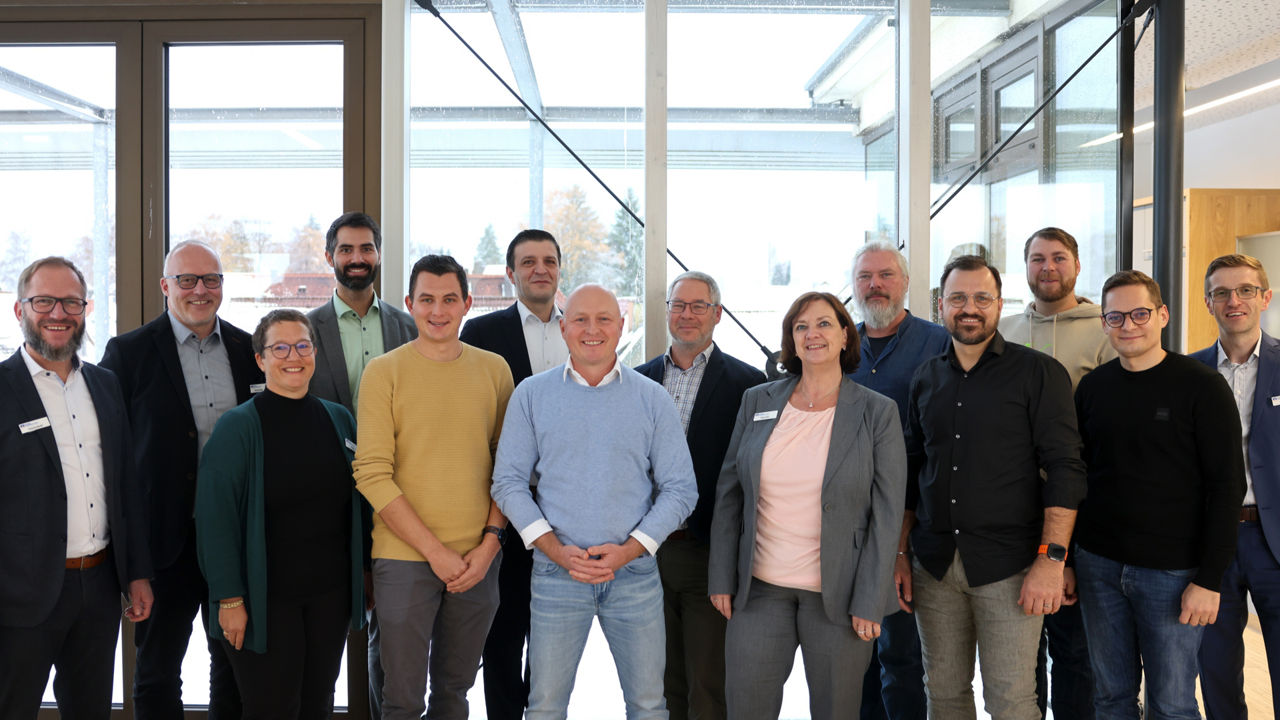 Gruppenfoto bei einem Netzwerktreffen von 14 Personen.