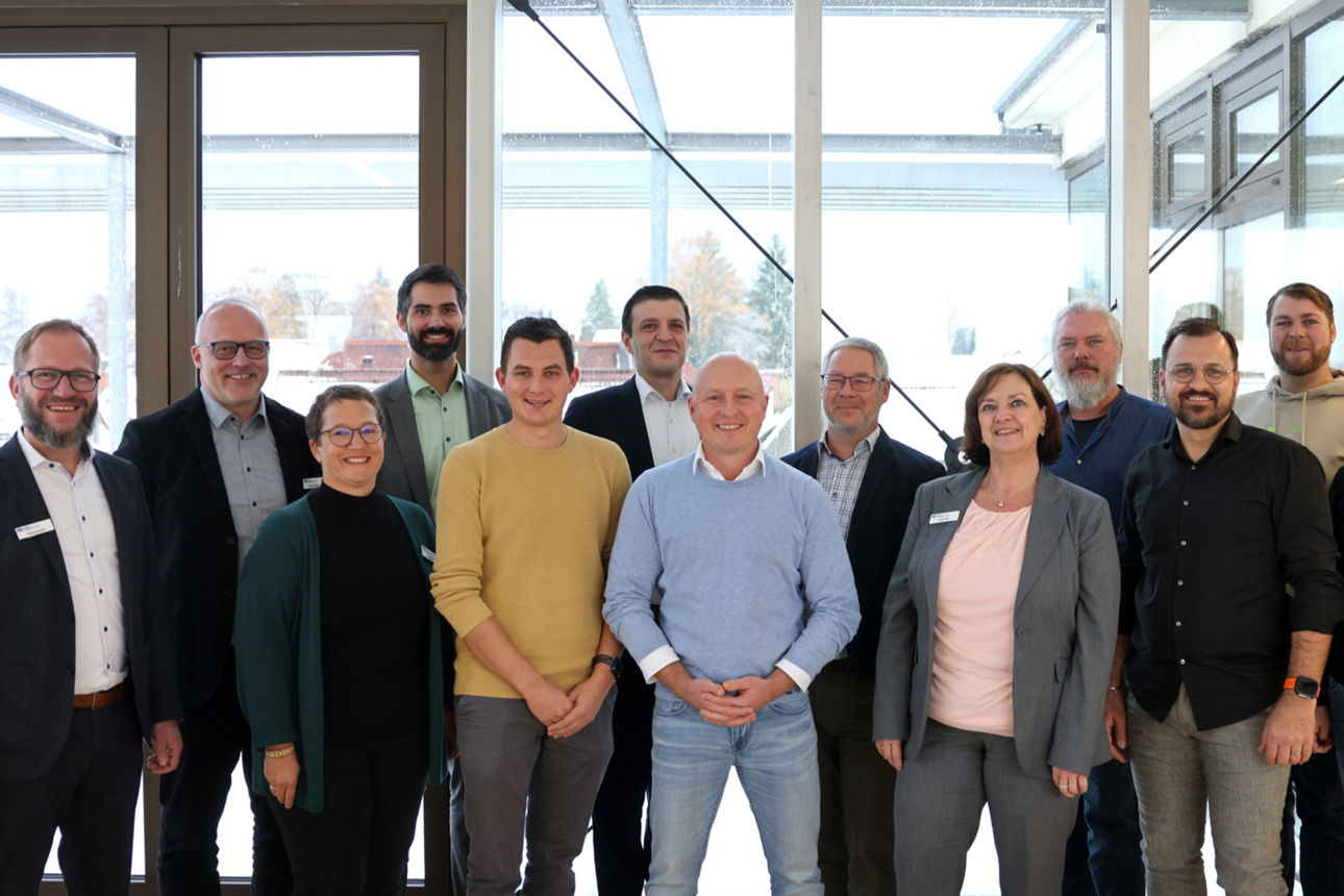 Gruppenfoto bei einem Netzwerktreffen von 14 Personen.
