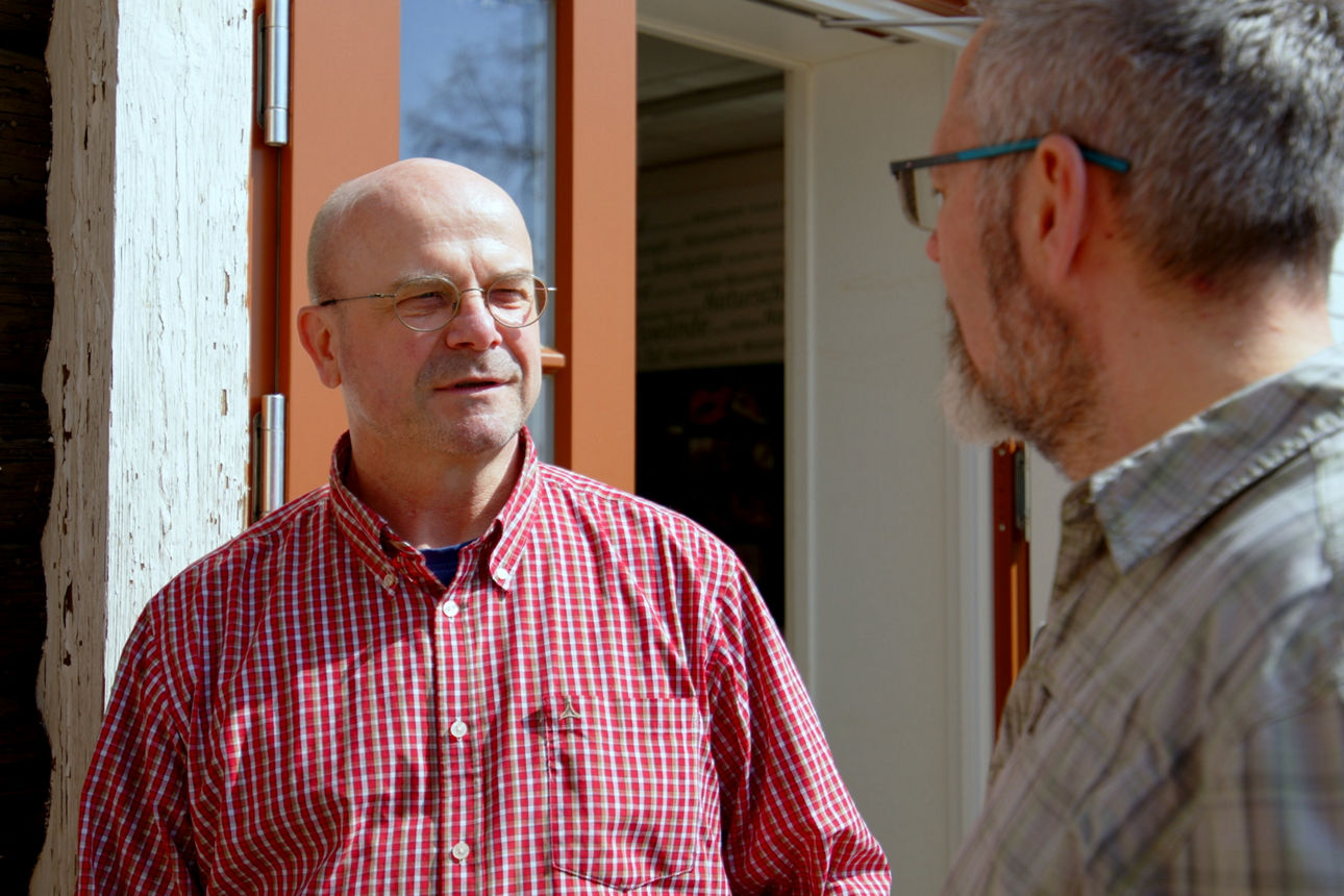 Michael Dora vor seiner Brandbaude im Gespräch mit Jens Köhler