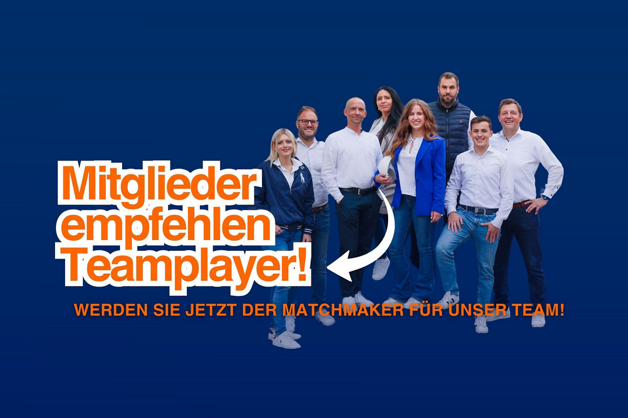 Frauen und Männer stehen für ein Gruppenbild zusammen